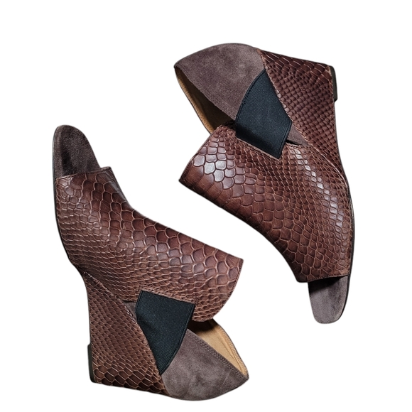NWOT Donald Pliner Brown Wedge Lizzy Booties size 9